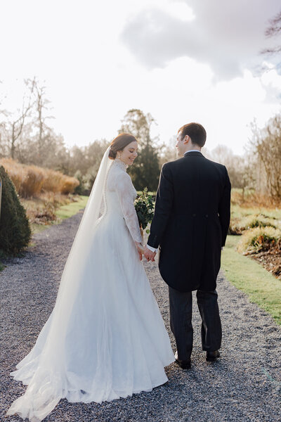 mount-juliet-bride-with-groom-under-large-tree