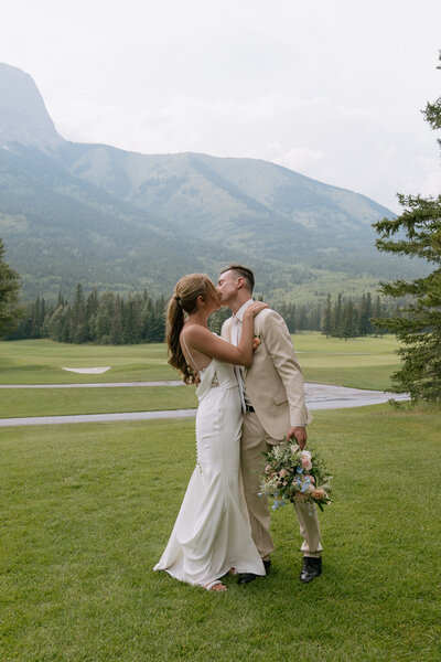 Cassie Beth Photography, your trusted wedding photographer in Iowa, invites you to discover the magic of your love story. Immerse yourself in a world of elegance and creativity as Cassie captures each moment with artistic brilliance. Seamlessly navigate wedding photographer costs and experience the perfect fusion of photography and videography.