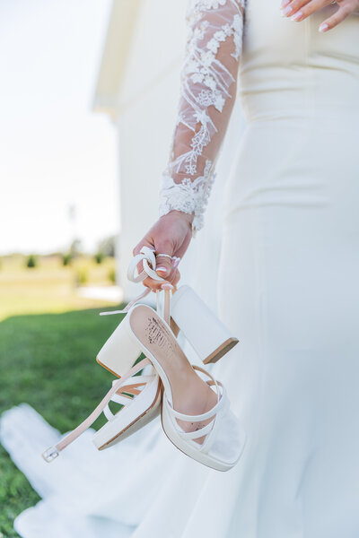 Explore beautiful wedding moments captured by Shayna Johnson at Yates Chapel and Events Center. From the intimate first look to timeless bride and groom portraits, every photo tells a unique love story. Discover how Shayna’s natural, joyful style highlights the elegance of your wedding day at this stunning venue.