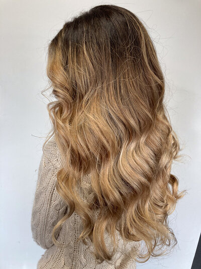 Haarkleuring, balayage en foilayage, haar snit en brushing, haarkapsels. Krullen kapper, haarsalon Beezel Antwerpen.