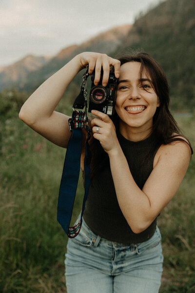 Destination wedding photographer at the Oregon coast during golden hour