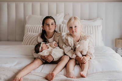 Newbornshoot aan huis met 2 trotse zusjes en de newbornbaby vastgelegd door kinderfotograaf Leukfotografie – newbornshoot Amsterdam Noord