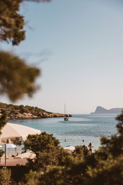 Luxe en exclusief maatwerk interieurontwerp, speciaal afgestemd op de mediterrane sfeer van Ibiza. Gerealiseerd met hoogwaardige materialen en oog voor detail.