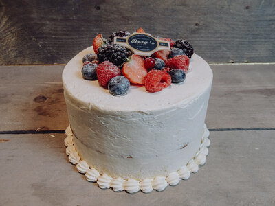 Slagroomtaart met vers fruit van Berg's Bakery.