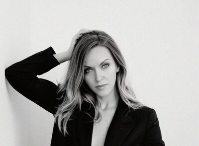 Black and white portrait of Chelly Thielke, founder of The Agency, expert in website design and branding for entrepreneurs