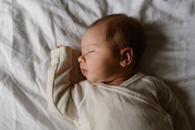 Newbornshoot thuis | newbornshoot met broertjes en zusjes | newbornshoot Rijkevoort | Newborn shoot omgeving Boxmeer