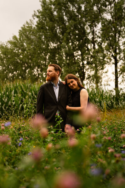 Vrouw zit met haar Samojeed op de grond in het zand