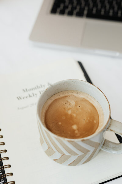 kaboompics_laptop-organizer-cup-of-coffee-on-marble-table-18176