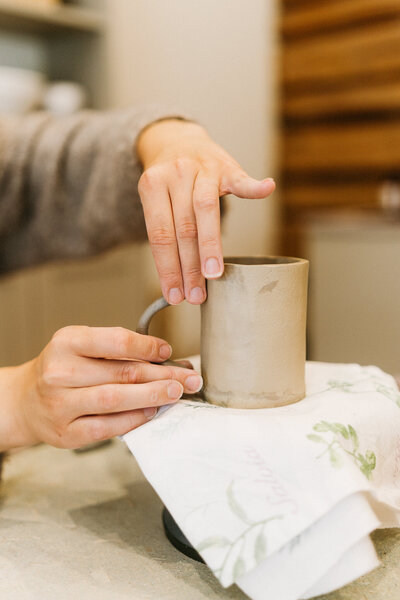 Kuvassa valmistuu tuoreesta savesta kahvikuppi