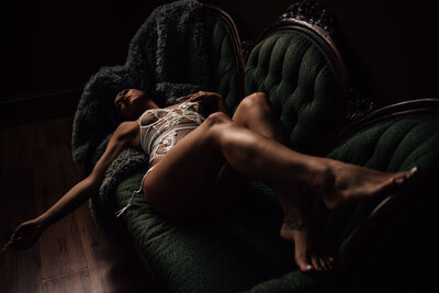 Woman posing nude for Ottawa Boudoir Photography session