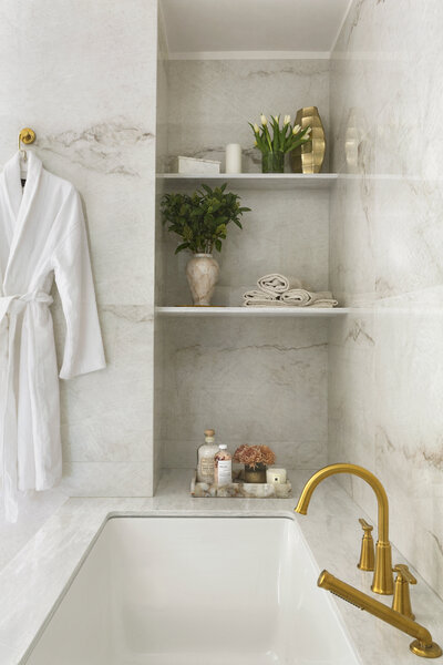 Luxury white and gold bathroom design 