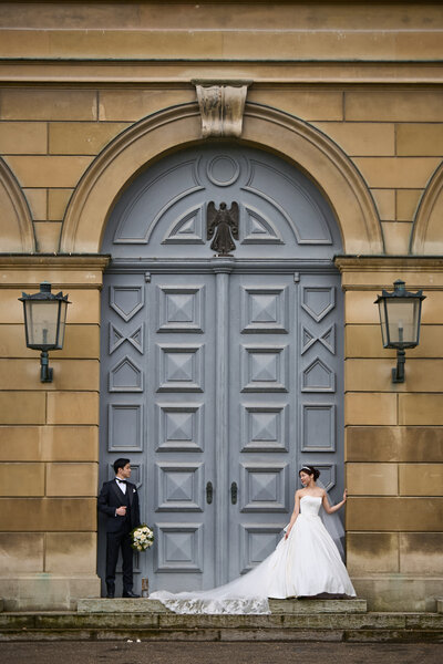 Hochzeitspaar vor blauer Tür der Residenz München bei einem After-Wedding-Shoot, Paarshooting in Munchen