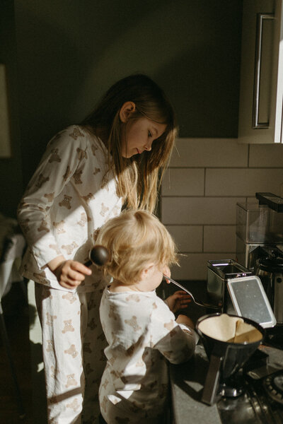 Två barn hjälper pappa att göra kaffe under en familjefotografering i Göteborg
