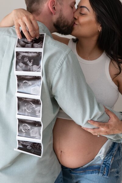 Pregnant mom at the king and queen seat for a maternity photography session