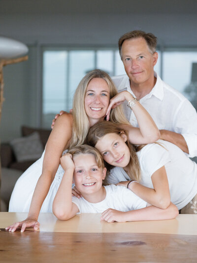 parents with 2 children posing for a family photo service