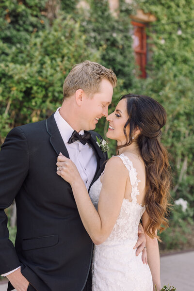 Wedding Photography, Triple S Ranch Calistoga, couple kissing behind their cake