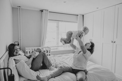 Newborn fotoshoot thuis met het gezin door award-winning newborn fotograaf Danielle Jentjens uit Veldhoven, Eindhoven, Noord-Brabant