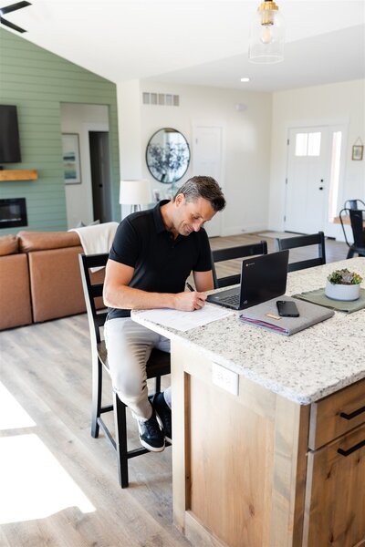 Canon City real estate agent working to help clients buy a home