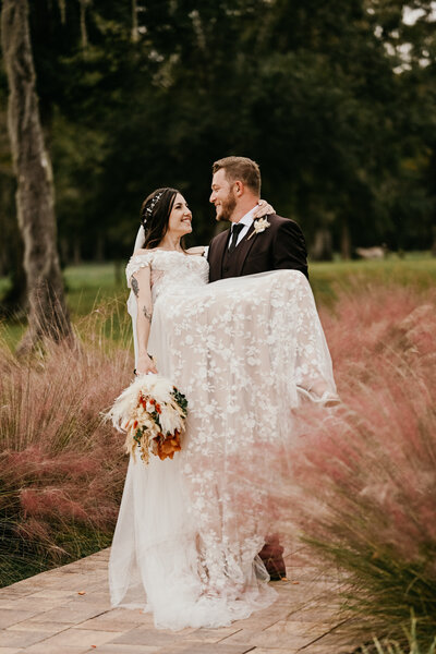 Couple takes their wedding photos at this outdoor wedding venue in Orlando.