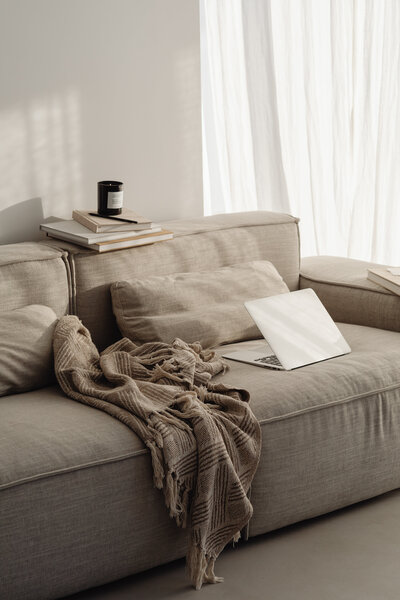 kaboompics_home-office-on-the-sofa-laptop-books-blanket-29671