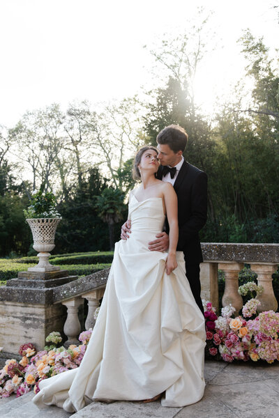 Portrait de couple de deux mariés lors de leur mariage au chateau Martinay en Provence, photographié par Manon Douillet Studio Sensigraphie, photographe de mariages à Lyon