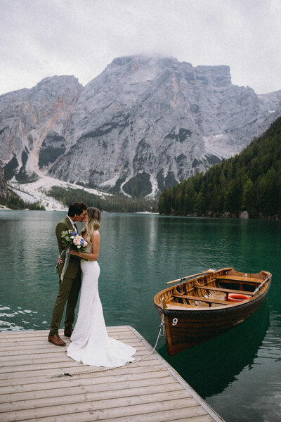 Couple exchanging vows at the stunning Lago di Braies, surrounded by the Dolomites’ natural beauty on their wedding day.