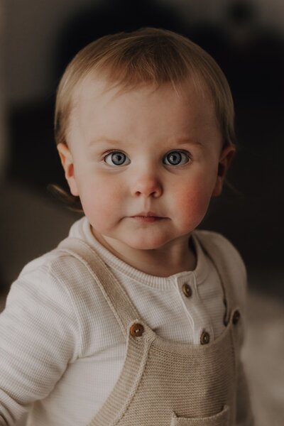 1 jähriges Baby Portrait mit dunklem Hintergrund