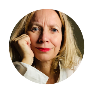 Eine Frau schaut in die Kamera