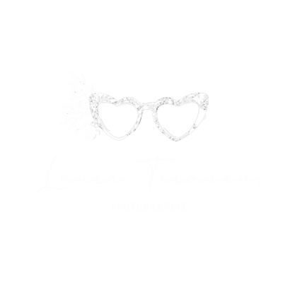 Logo blanc de Laura Termeau photographie, avec illustration de lunettes en forme de coeur agrémentée de végétal.