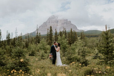Hiking elopement couple in the mountains