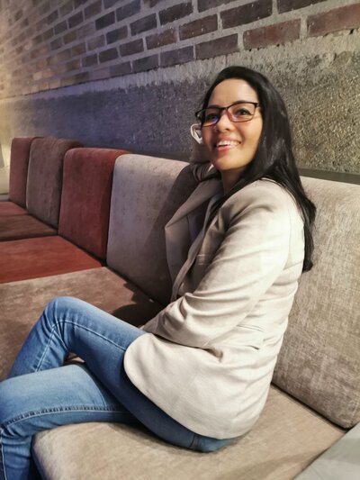 Silvana Ocas, terapeuta, investigadora, coach y guía espiritual de líderes conscientes y visionarios. Pionera creadora del programa Líder Portal® y del sistema DEEEP® (Diseño Energético Emocional Evolutivo Personal).