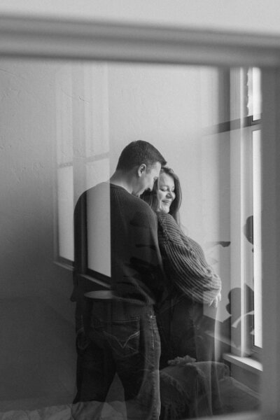 Dad holding mom and belly during green bay maternity photos
