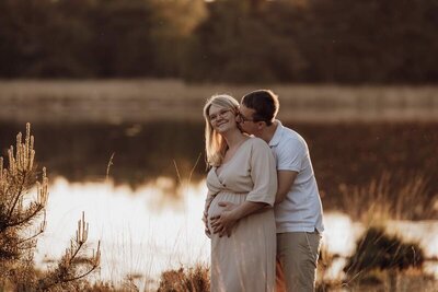 zwangerschap-koppel-buiten-ondergaande-zon-water-natuur-beveren.jpg




