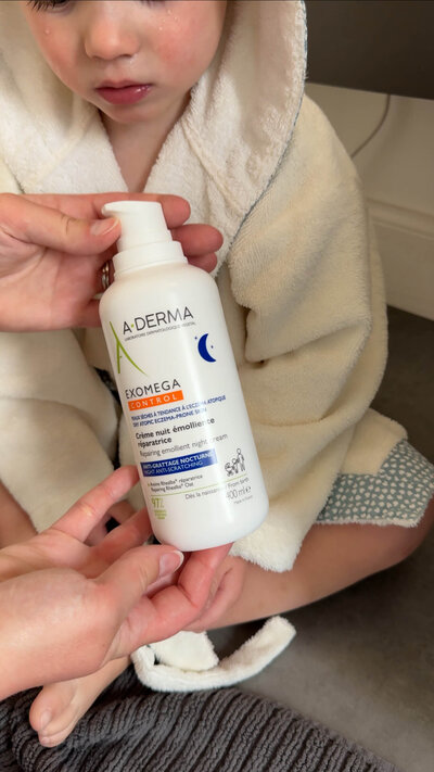 Manon qui reçoit les produits d'une collaboration avec la marque A-Derma
