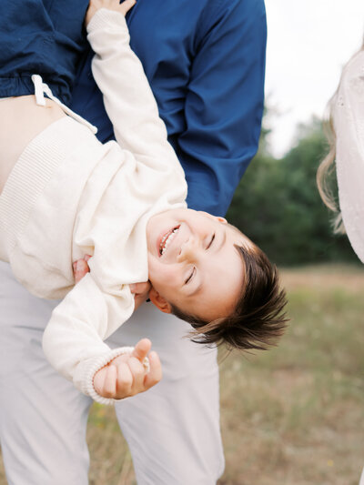 Brothers hugging by Austin Newborn Photographer