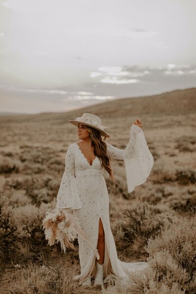 A bride with a pampas grass bouquet on her elopement day in Wyoming