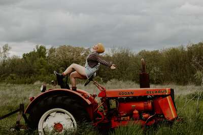 laramie-and-morgan-gardening-session004-83