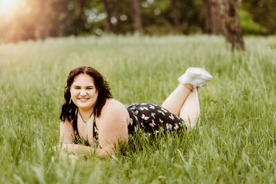 Highschool senior girl at pioneers park for her senior photo shoot