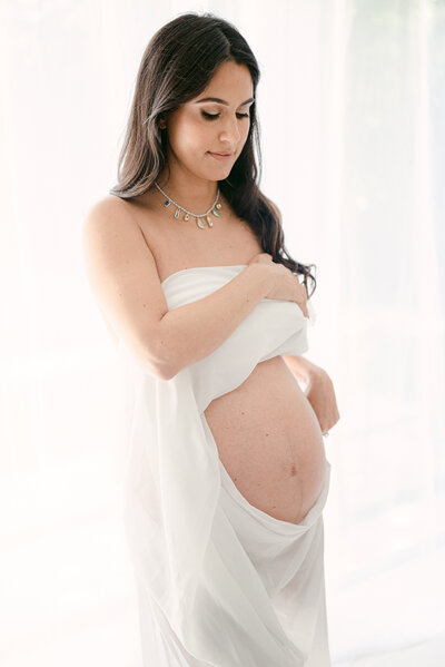 intimate maternity photoshoot mom to be