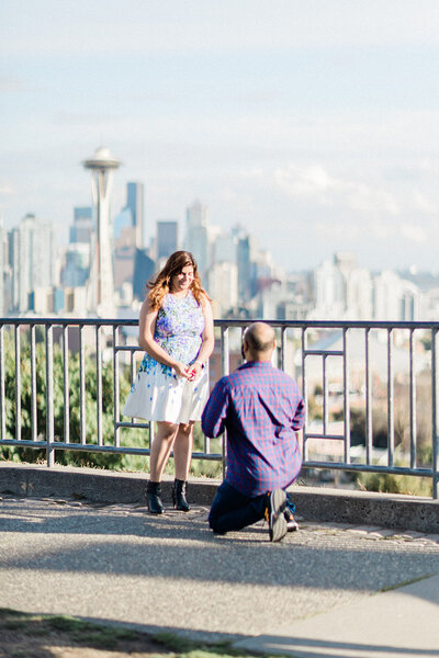 seattle engagement photos at kerry park