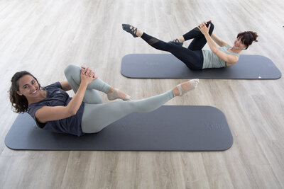 cutting the upperbody of the person on the left