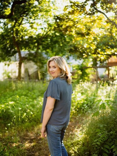 caitlin-mcweeney-photography-headshot-black-and-white-2023-1-768x1024