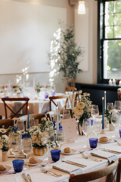 styling trouwfeest diner St-Hubert te Ronse - blauw en wit