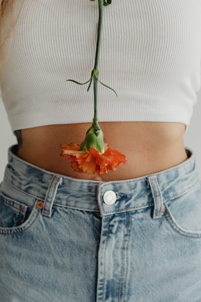 kaboompics_Stylish woman in high waisted wide leg jeans (1)
