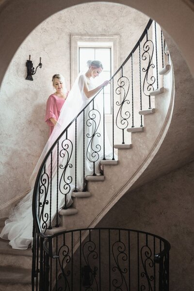 nick-francis-wedding-photography-high-shoals-wedding-bride-and-mother-on-staircase