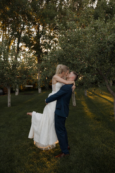 Cassie Beth Photography is a Hawai'i and destination wedding photographer. Cassie Beth Photography focuses on genuine moments, making her clients feel relaxed, and capturing the intimate moments.