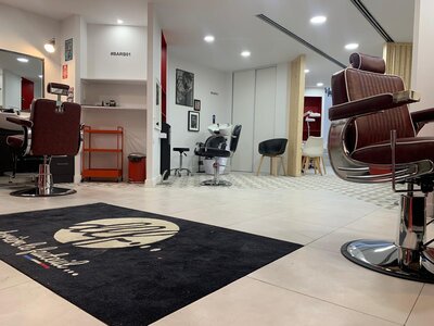 photo du salon derrière le fauteuil