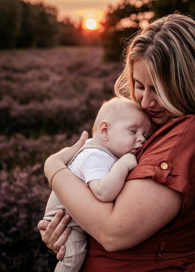 Mama en kindje tijdens een fotoshoot met goldenhour