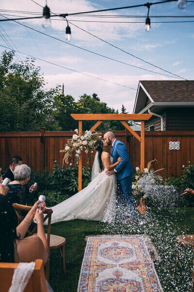 backyard-wedding-first-kiss-confetti-peak-and-pebble-photography