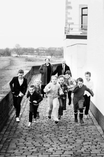 Liefdevol portret van eigenaar met hond, vastgelegd tijdens een spontane fotoshoot bij Studio 2Shoot in Eijsden.